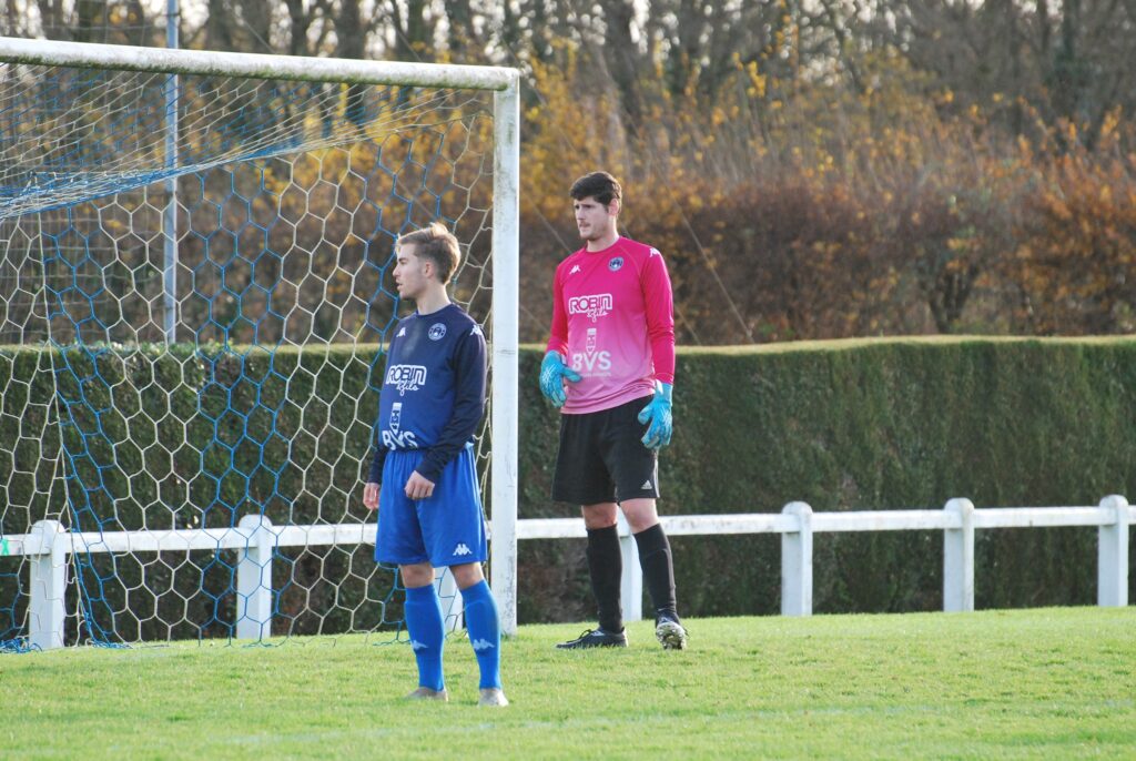 Hugo Allaire et Saint-Denis La Chevasse. Football. D1.