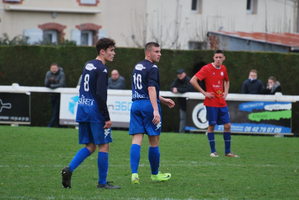 Enzo Gilbert et Thomas Siret. ES Saint-Denis-La-Chevasse. Football. D1.